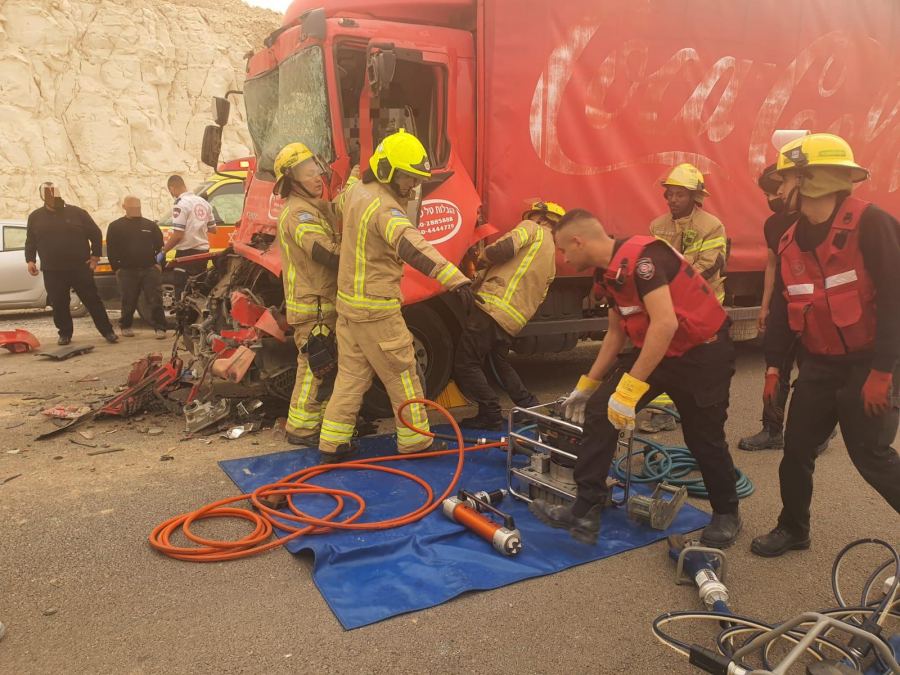 حادث طرق بين شاحنتين قرب تل السبع بالنقب